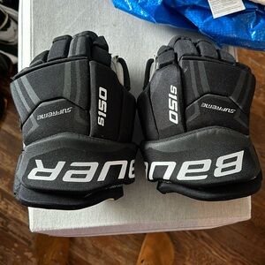 New Bauer hockey gloves size 13 - 33cm never used